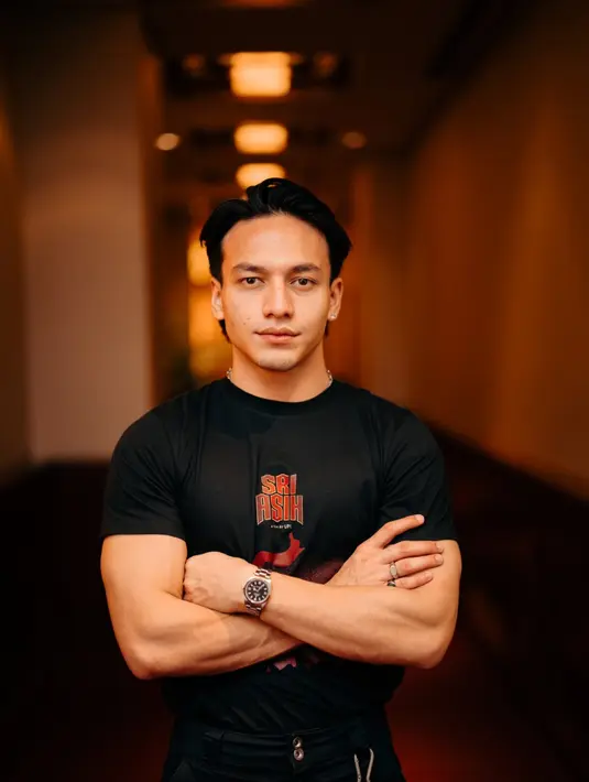 Babang ganteng dalam dunia Sri Asih tak hanya Reza Rahadian. Ada Jefri Nichol yang resmi bergabung ke jagat sinema Bumi Langit dan kebagian peran Tangguh. Terkait peran ini, Jefri Nichol dalam konferensi pers mengatakan, “Kesulitannya, ada beberapa scene fighting yang aku improvisasi. Aku baru belajar koreografi, aku takut enggak cukup buat Sri Asih dan Mbak Upi. Itu yang bikin deg-degan.” (Foto: Dok. Poplicist)