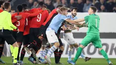 Kiper Rennes Romain Salin (kanan) berkelahi dengan pemain Lazio saat pertandingan Grup E Liga Europa di Stadion Roazhon Park, Rennes, Prancis, Kamis (12/12/2019). Lazio gagal lolos ke 32 besar Liga Europa setelah kalah dari Rennes 2-0. (AP Photo/David Vincent)