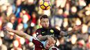 Pemain Manchester City, Nicolas Otamendi, berduel dengan pemain Burnley, Sam Vokes, dalam laga Premier League di Stadion Turf Moor, Sabtu (26/11/2016). (Reuters/Andrew Yates)