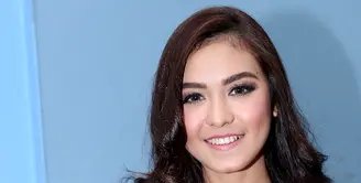 Pendatang baru Rini Mentari tengah dekat dengan Rizky Febian, anak komedian Sule. Kedekatannya itu memang diakuinya. Tapi ia tidak mengakui kalau dirinya pacaran. (Andy Masela/Bintang.com)