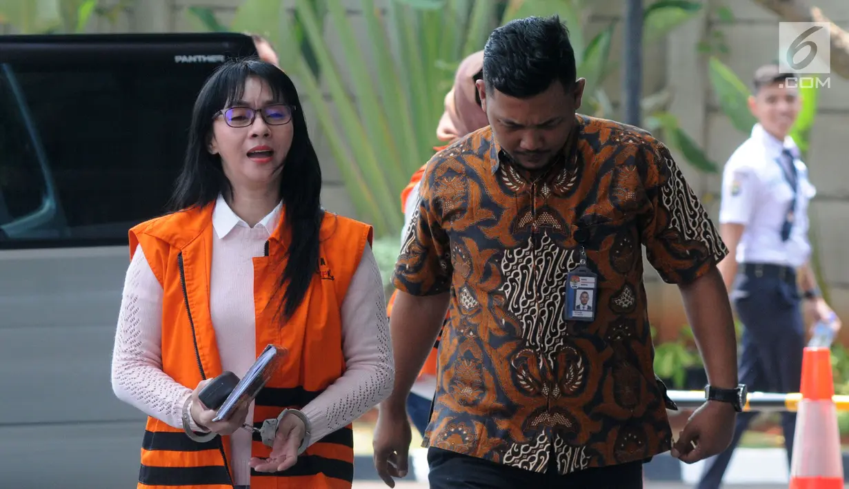 Ekspresi Bupati nonaktif Kepulauan Talaud Sri Wahyumi Maria Manalip (kiri) saat tiba di Gedung KPK, Jakarta, Selasa (20/8/2019). Sri Wahyumi diperiksa sebagai tersangka terkait dugaan suap pengadaan barang di Kabupaten Kepulauan Talaud Tahun Anggaran 2019. (merdeka.com/Dwi Narwoko)