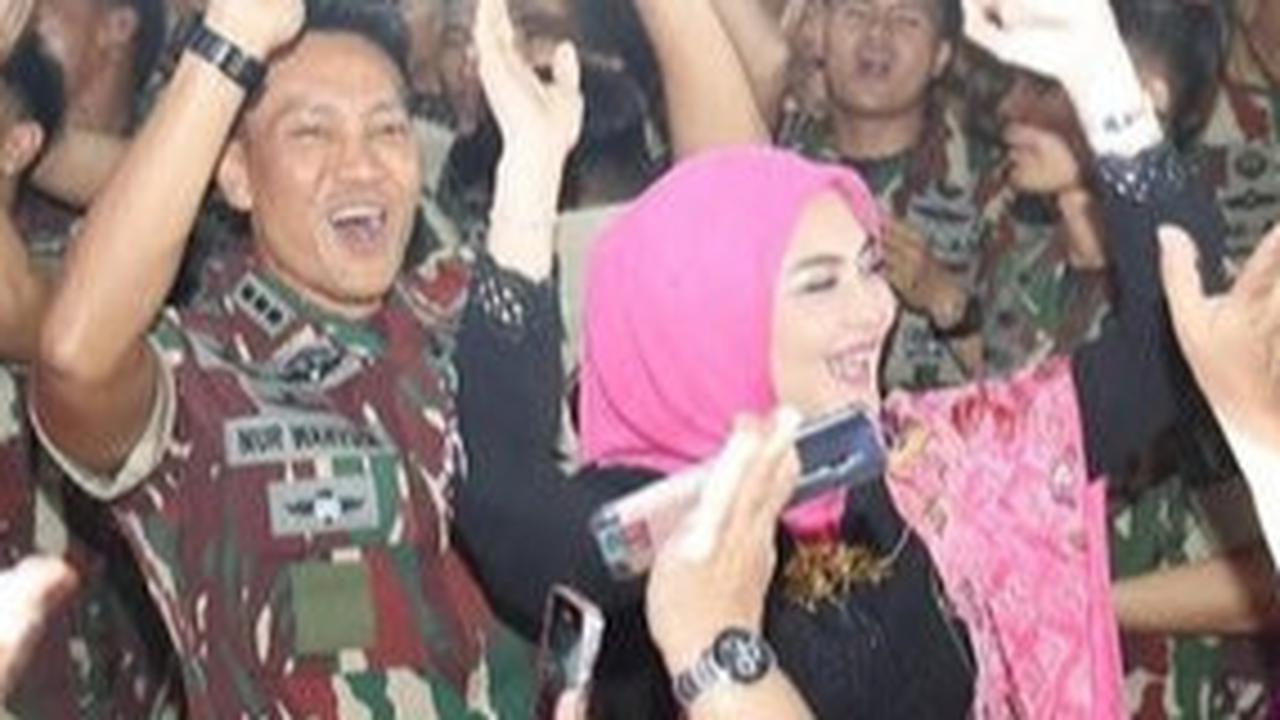 Senyum Bahagia Juliana Moechtar Saksikan Sang Suami Nur Wahyudi Lepas Jabatan Komandan Kopassus Satuan 81