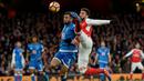 Striker Arsenal, Olivier Giroud (kanan), berebut bola dengan pemain AFC Bournemouth, Steve Cook, dalam laga pekan ke-13 Premier League 2016-2017 di Stadion Emirates, Minggu (27/11/2016). (Action Images via Reuters/Tony O'Brien)