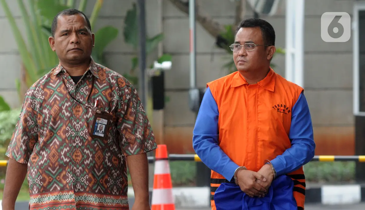 Tersangka kasus dugaan suap proyek pekerjaan di Pemkab Bengkayang, Suryadman Gidot tiba di gedung KPK untuk pemeriksaan, Jakarta, Jumat (29/11/2019). Bupati nonaktif Bengkayang itu diperiksa dalam kasus dugaan suap proyek pekerjaan di Pemkab Bengkayang, Kalimantan Barat. (merdeka.com/Dwi Narwoko)