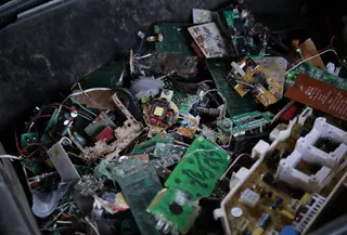 Beberapa sampah PCB dari komponen perangkat elektronik dari proses pemilihan di kawasan Bantargebang, Kota Bekasi. (Gempur M Surya/Liputan6.com)