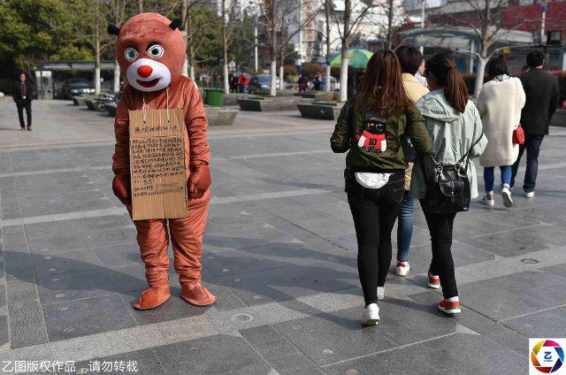 Feng menjual jasa pelukan dengan kostum beruang | Photo: Copyright shanghaiist.com