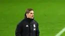 Pelatih Spanyol Robert Moreno menyaksikan para pemainnya berlatih di Stadion Wanda Metropolitano di Madrid (17/11/2019). Spanyol akan bertanding melawan Rumania pada Grup F Kualifikasi Piala Eropa 2020. (AFP Photo/Gabriel Bouys)