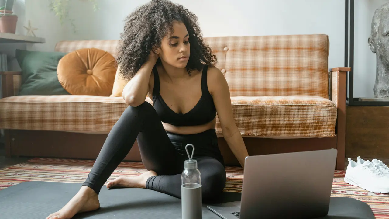 Tetap Aktif Berolahraga di Rumah dengan Kardio Ringan yang Bisa Dilakukan Saat Menonton Serial Favorit