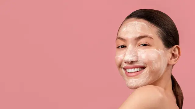 Kenali Bubble Mask, Rahasia Kulit Glowing dan Bebas Jerawat yang Lagi Hits! (photo by freepik.com)
