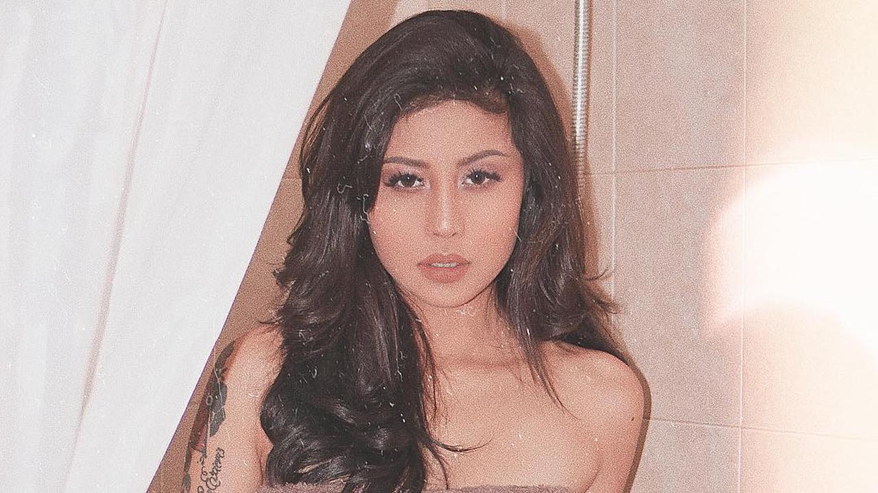 [Bintang] Selalu Bikin Sensasi! 5 Gaya Seksi Awkarin dengan Atasan Gemesin