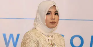 Penampilan berbeda Tya Ariesta saat hadir mengisi acara di Senayan, Jakarta Senin (13/11/2017). Ibu seorang anak itu tampil dengan menutup auratnya sebagai perintah agama bagi kaum muslim. (Deki Prayoga/Bintang.com)