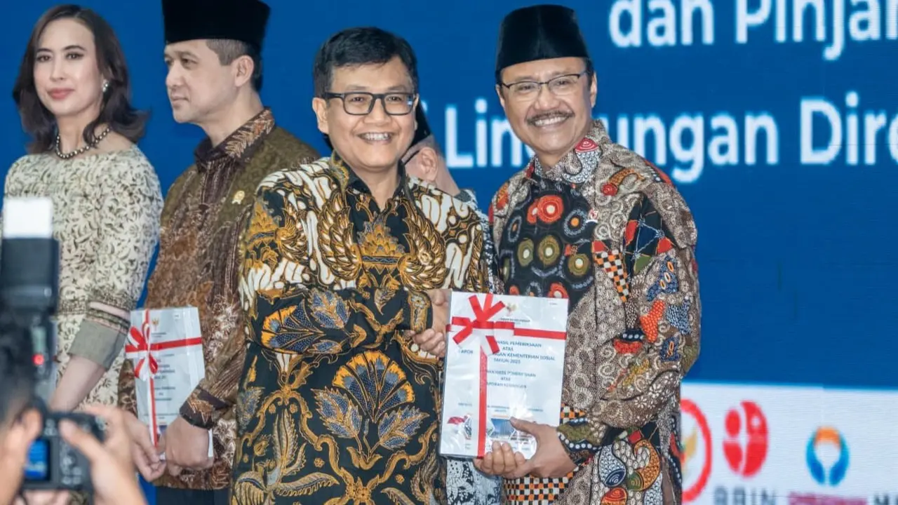Kementerian Sosial meraih opini Wajar Tanpa Pengecualian (WTP) dari Badan Pemeriksaan Keuangan (BPK) yang diterima langsung oleh Menteri Sosial Saifullah Yusuf (Gus Ipul).