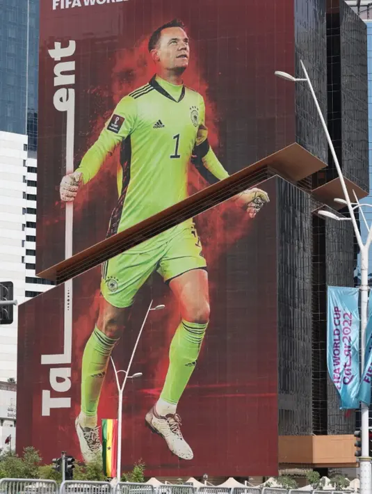 <p>Gambar besar kiper Jerman Manuel Neuer dipajang di sebuah gedung jelang Piala Dunia 2022 di Doha, Qatar, Minggu (6/11/2022). Piala Dunia 2022 akan dimulai pada 20 November 2022 hingga 18 Desember dengan menampilkan pertandingan pembuka antara tuan rumah Qatar vs Ekuador pada 20 November 2022. (Giuseppe CACACE/AFP)</p>