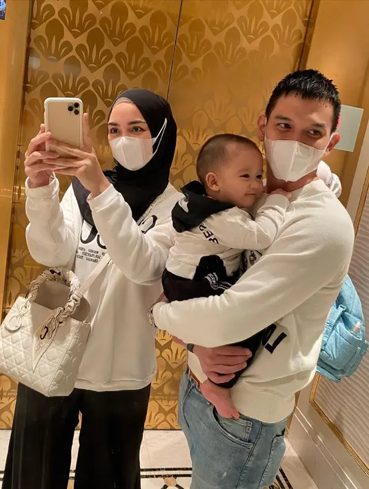 Rumah tangga Rezky Adity dan Citra Kirana semakin sempurna dengan kehadiran anak laki-laki pertama mereka, Athar. (Foto: instagram.com/citraciki)
