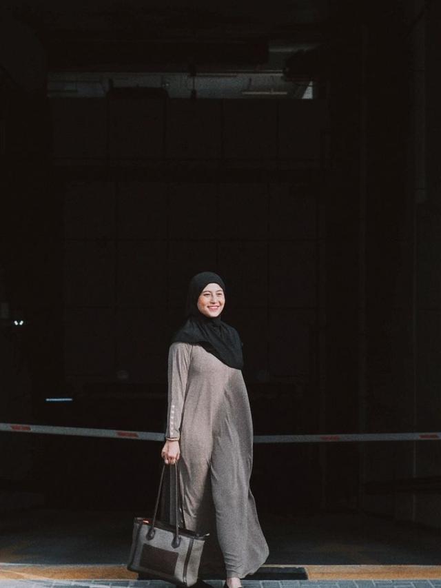 Awkarin berangkat umroh bareng ayah ibu