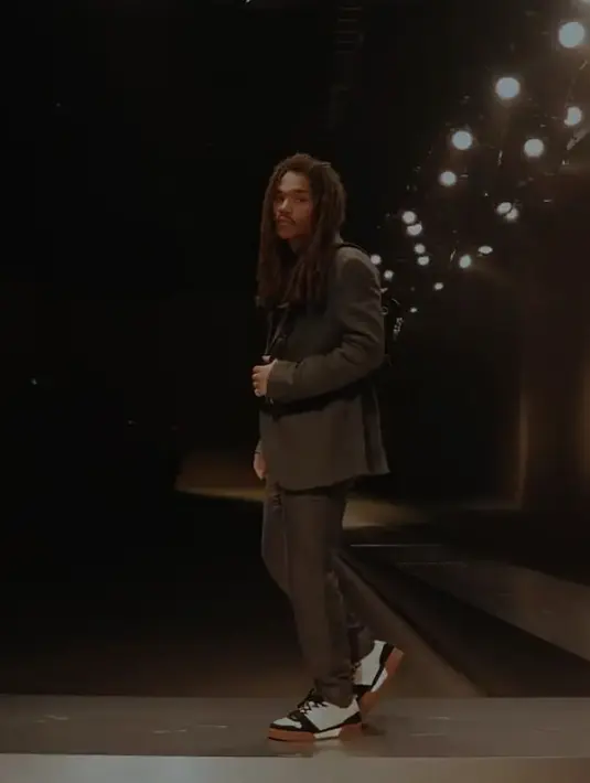 Ikon fashion Luka Sabbat menampilkan gaya klasik untuk kehidupan modern dengan tampilan keanggunan yang klasik dari FENDI tailoring (Foto: FENDI/@f2max)
