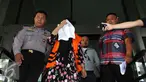 Komisaris CV Timur Alam Raya, Sri Astuti menutupi wajah usai menjalani pemeriksaan di KPK, Jakarta, Senin (22/8). Sri Astuti diduga melakukan penyuapan terkait pengadaan pupuk urea di PT Berdikari tahun anggaran 2010-2012. (Liputan6.com/Helmi Afandi)