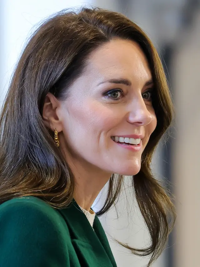 Gaya Kate Middleton Pakai Mantel Zamrud dan Gaun Krem, Anggun dan Cantik