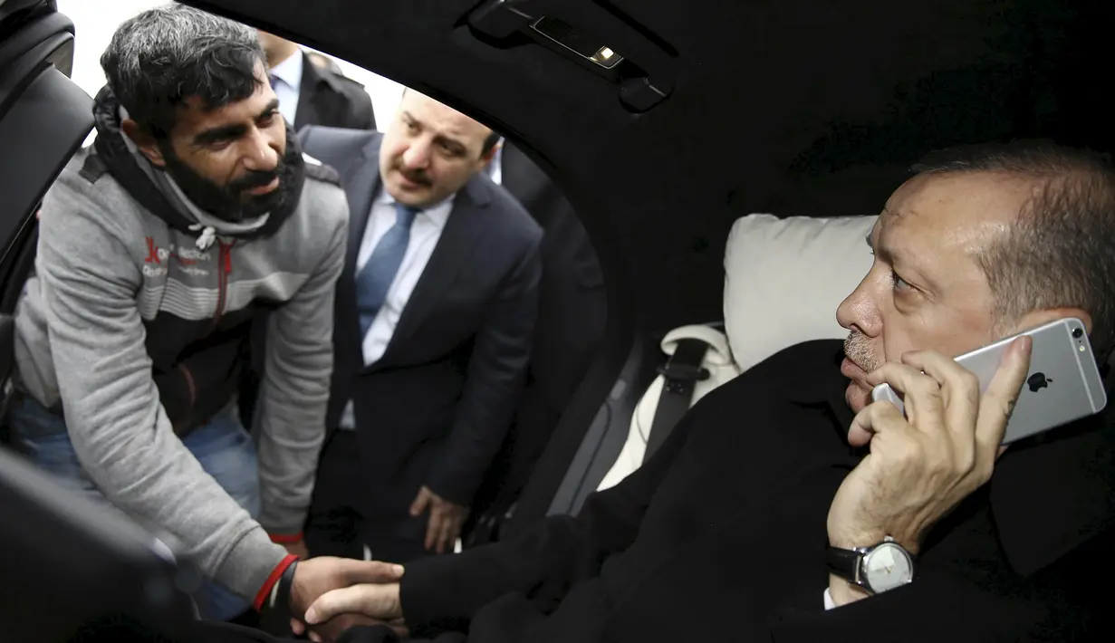 Vezir Catras berjabat tangan dengan Presiden Tayyip Erdogan usai diberi nasihat di Istanbul, Turki, (26/12/2015). Presiden Tayyip Erdogan berjanji untuk membantu menyelesaikan masalah pria itu. (Reuters)
