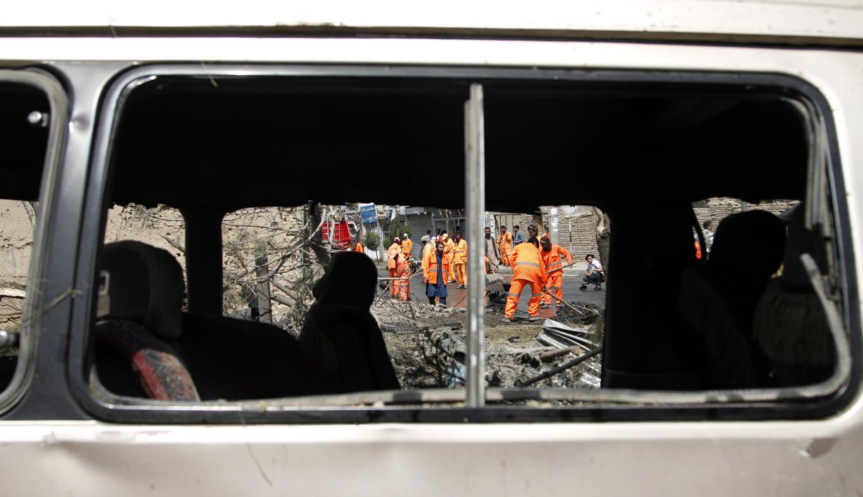 Pekerja Kota Afghanistan membersihkan lokasi ledakan di Kabul, Afghanistan, Rabu (9/9/2020). Teror yang menyasar iring-iringan Wakil Presiden Afghanistan Amrullah Saleh dilaporkan juga turut menjalar ke sejumlah toko yang menjual tabung gas hingga memicu ledakan besar. (AP Photo/Rahmat Gul)
