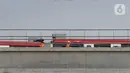 Petugas melakukan persiapan evakuasi kereta LRT yang kecelakaan di ruas Cibubur, Jakarta, Jumat (29/10/2021). PT INKA akan berkoordinasi dengan Jasa Marga selaku pengelola Jalan Tol Jagorawi dan Kepolisian untuk pengaturan lalu lintas guna mendukung proses evakuasi. (Liputan6.com/Herman Zakharia)