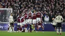 Hasilnya terbayarkan pada menit ke-41. Liverpool berhasil membuat kedudukan kembali imbang lewat gol yang dicetak Trent Alexander-Arnold melalui tendangan bebas. (AP Photo/Ian Walton)