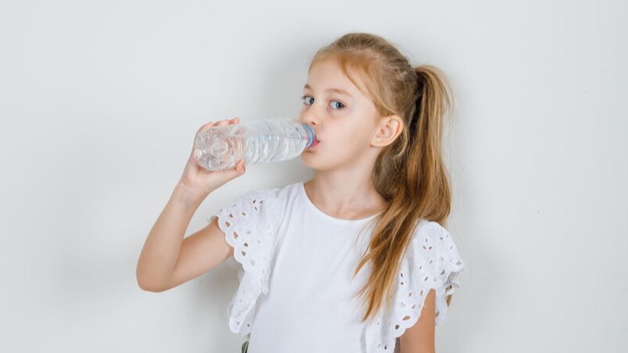 Cara Buat Anak Mau Minum Air Putih: Trik Jitu, Botol Lucu Hingga Infused Water!