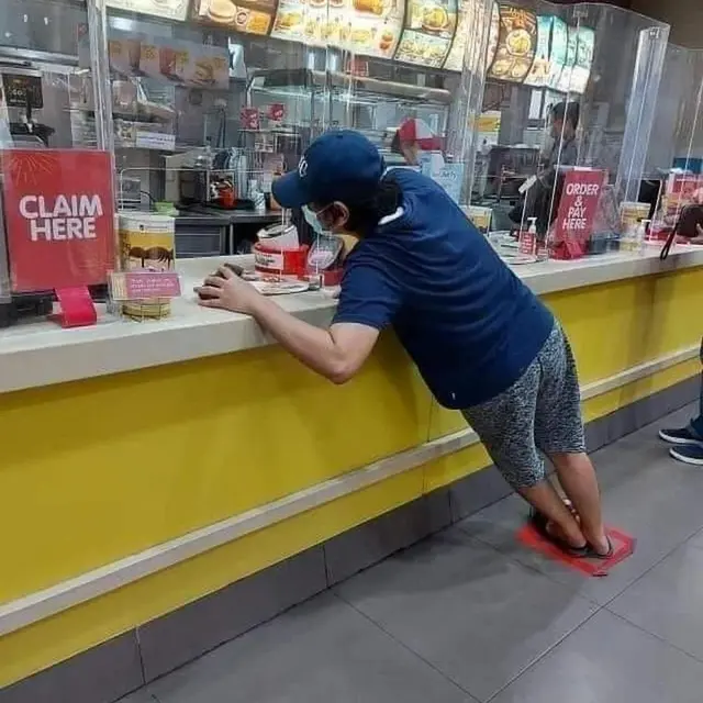 7 Potret Kocak Jaga Jarak di Tempat Makan Ini Bikin Ngakak