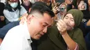 Reaksi keluarga  terdakwa kasus dugaan perintangan penyidikan pada kasus pembunuhan Brigadir Yosua, Irfan Widyanto usai sidang putusan di Pengadilan Negeri Jakarta Selatan, Jumat (24/2/2023).  AKP Irfan Widyanto divonis 10 bulan penjara dan denda sebesar Rp10 Juta oleh Majelis Hakim Pengadilan Negeri Jakarta Selatan. (Liputan6.com/Herman Zakharia)