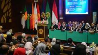 Menteri Komunikasi dan Digital (Menkomdigi) Meutya Hafid saat melakukan Orasi Ilmiah pada Sidang Terbuka Dies Natalis ke-75 Universitas Indonesia (UI) di Balai Sidang UI, Depok, Jawa Barat. (Foto: Istimewa)