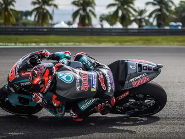 Pembalap Yamaha Petronas Sepang Racing Team, Fabio Quartararo saat latihan bebas pertama (FP1) MotoGP Malaysia di Sirkuit Sepang, Jumat (1/11/2019). Fabio Quartararo menjadi yang tercepat pada FP1 MotoGP Malaysia dengan catatan waktu 1 menit 59,0237 detik. (Mohd RASFAN/AFP)