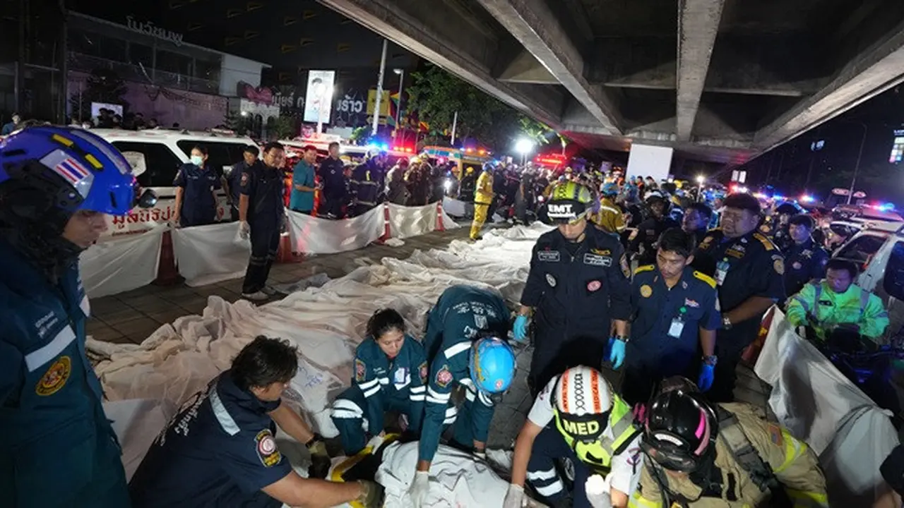 Jenazah korban kebakaran bar dibaringkan berjajar di Bangkok, Thailand, Senin (13/7/2026).