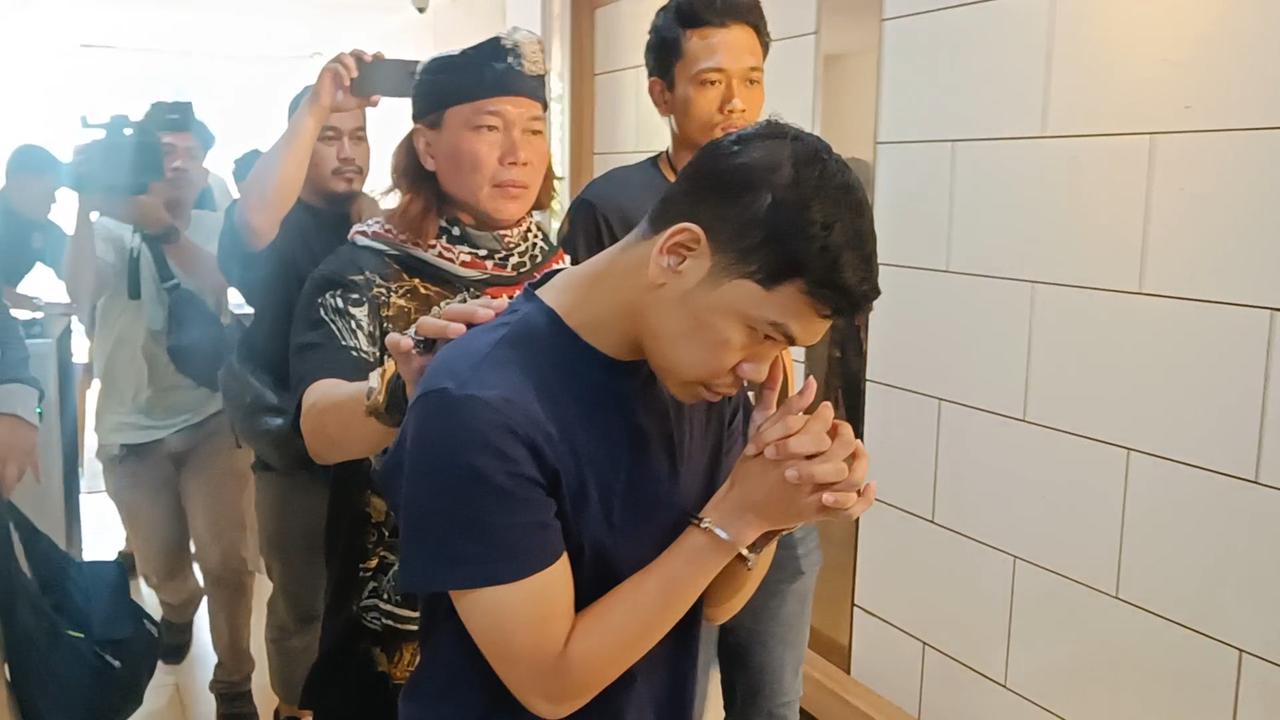 YA, tersangka pembunuhan Raden Andante Khalif Pramudityo alias Dante (6) saat digiring polisi, Jumat (9/2/2024). (Merdeka.com/Rahmat Baihaqi)