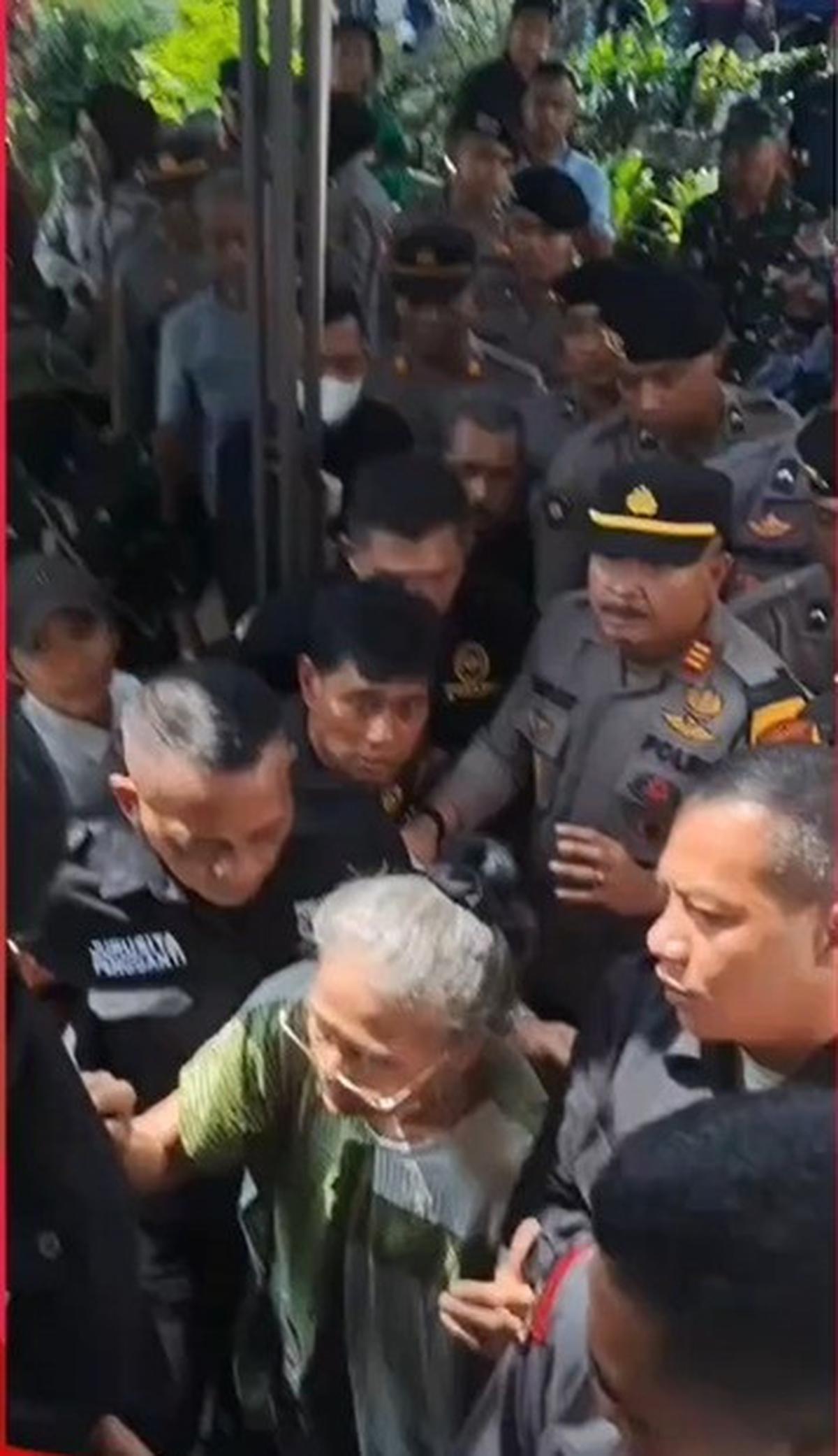 Detik-Detik Pembongkaran Paksa Rumah Atalarik Syach, Suasana Panas dan Tegang Dikepung Puluhan Aparat