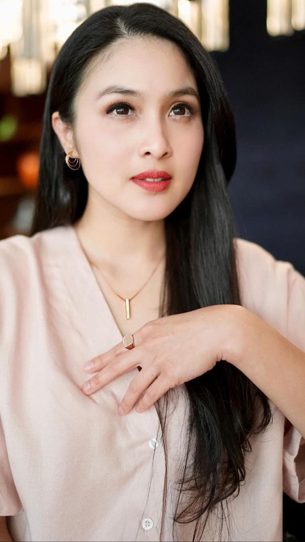 <b>2. Sandra Dewi</b>