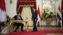 Presiden Joko Widodo berbincang dengan Perdana Menteri Kerajaan Belanda Mark Rutte saat kedatangannya di Istana Merdeka, Jakarta, Rabu (23/11). Pertemuan tersebut membahas sejumlah agenda di berbagai sektor. (Liputan6.com/Faizal Fanani)