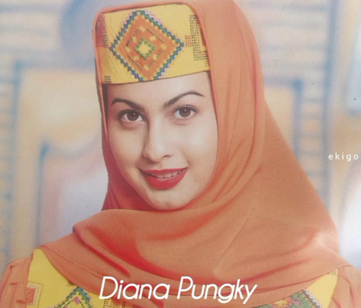 Pesona Hijab Artis Tahun 1997-an, Tak Lengkap Tanpa Kopiah