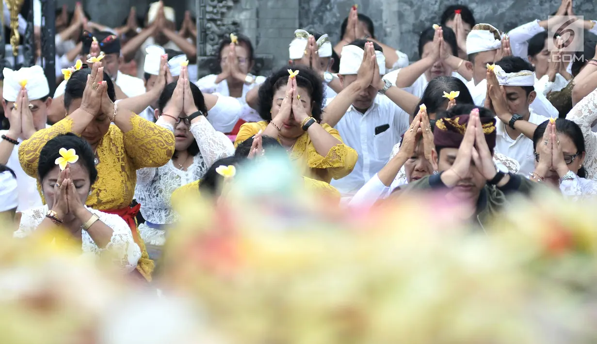 Umat Hindu berdoa bersama pada upacara Melasti jelang Hari Raya Nyepi Tahun Baru Saka 1941 di Pura Segara, Cilincing, Jakarta, Minggu (3/3). Melasti merupakan upacara penyucian diri. (merdeka.com/Iqbal S Nugroho)