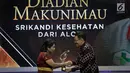 Plt Gubernur DKI Jakarta Djarot Saiful Hidayat (kanan) memberikan penghargaan kepada Diandian Makunimau hadir dalam Liputan 6 Award 2017 di SCTV Tower, Jakarta, Sabtu (20/5). (Liputan6.com/Faizal Fanani)