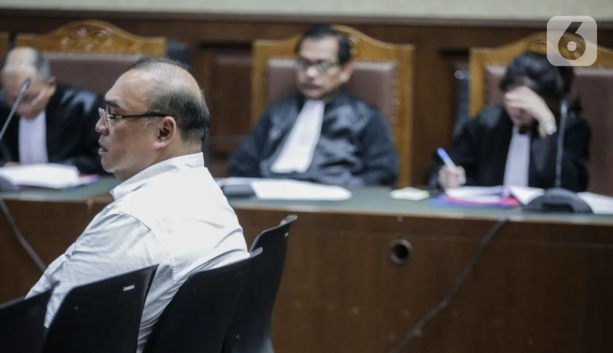 Aspidum Kejati DKI Jakarta Agus Winoto menjalani sidang pembacaan dakwaan di Pengadilan Tipikor, Jakarta, Senin (4/11/2019). Agus Winoto didakwa menerima suap dari dua pengusaha terkait pengurusan perkara di Pengadilan Negeri Jakarta Barat tahun 2019. (Liputan6.com/Faizal Fanani)