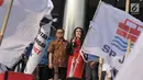 Rieke Dyah Pitaloka melakukan orasi di depan gedung KPK, Jakarta, Senin (17/7). Dengan diserahkannya hasil audit tersebut ke KPK, Rieke berharap agar lembaga anti rasuah itu melanjutkan proses hukum atas kasus tersebut. (Liputan6.com/Helmi Afandi)