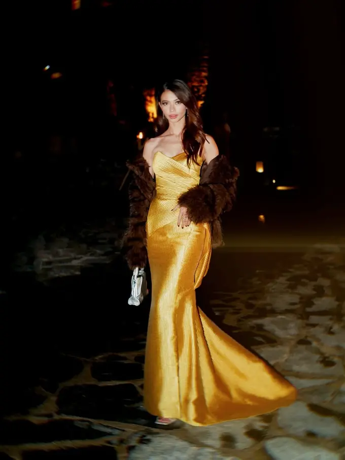 Madame Vibes di Maroko, Gaya Yuki Kato dengan Gaun Emas dan Mantel Bulu Curi Perhatian