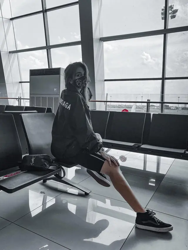 9 Gaya Luna Maya saat Pakai Sepatu Sneakers yang Stylish dan Kasual