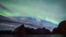 Pemandangan saat aurora borealis menghiasi langit Reinfjorden di Reine, di Kepulauan Lofoten, Lingkaran Arktik (8/9). Biasanya cahaya Aurora  bisa terlihat di sekitar daerah kutub utara dan selatan. (AFP Photo/Jonathan Nackstrand)