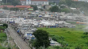 Suasana pemukiman padat Kampung Bandan, Jakarta, Senin (30/5). Pemprov DKI Jakarta berencana menata permukiman padat penduduk di kawasan Kampung Bandan dengan membangun Rusunawa.(Liputan6.com/Gempur M Surya)