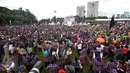 Para pendukung Ahok - Djarot berjoget saat menghadiri konser gue 2 di Jakarta, Sabtu (4/2). Sejumlah musisi papan atas Indonesia mendukung pasangan calon nomer 2 Ahok - Djarot pada Pilkada DKI Jakarta. (Liputan6.com/Johan Tallo)