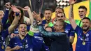 Chelsea menunjuk Maurizio Sarri sebagai juru taktiknya pada musim 2018/2019. Pada musim pertamanya, ia sukses membawa The Blues tampil apik di kancah Eropa. Pelatih asal Italia ini berhasil merengkuh trofi Liga Europa usai mengalahkan rival sekota, Arsenal dengan skor 4-1 di partai final. (AFP/Kirill Kurdryatsev)