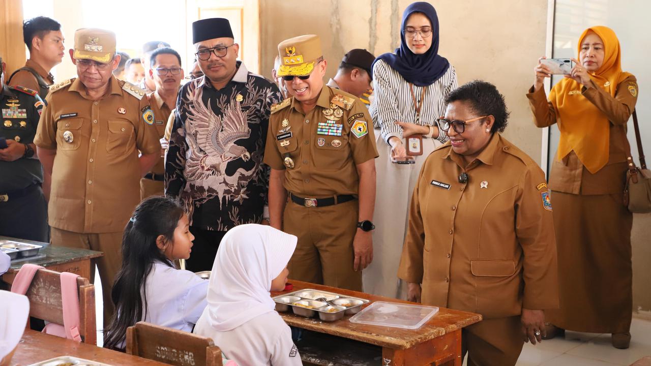 Wamendagri Ribka Kunjungi SD Negeri 2 Lamangga Kota Baubau