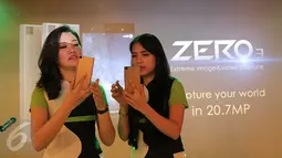 Model mencoba Smartphone Infinix Zero 3 saat peluncuran perdana di Jakarta, Senin (29/2/2016). Infinix mendesain ponsel terbarunya dengan material terbaik yang membuatnya tampak lebih mewah dan elegan. (Liputan6.com/Angga Yuniar)