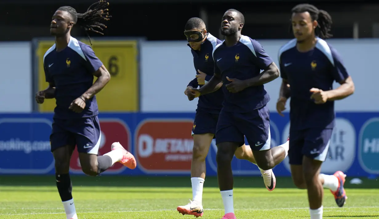 Prancis akan menjalani laga pamungkas Grup D lawan Polandia di Stadion Signal Iduna Park, Dortmund, Jerman, Selasa (25/6) pukul 23.00 WIB. (AP Photo/Hassan Ammar)